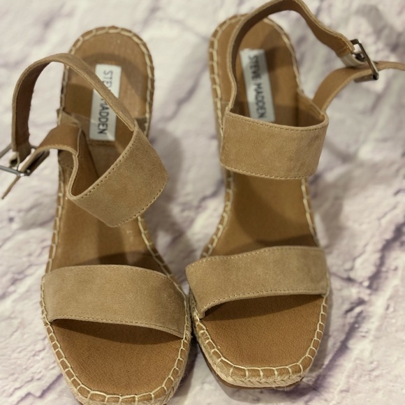 🔵”NWOT” Super Chic Tan Suede Wedge Sandals - Picture 9 of 12
